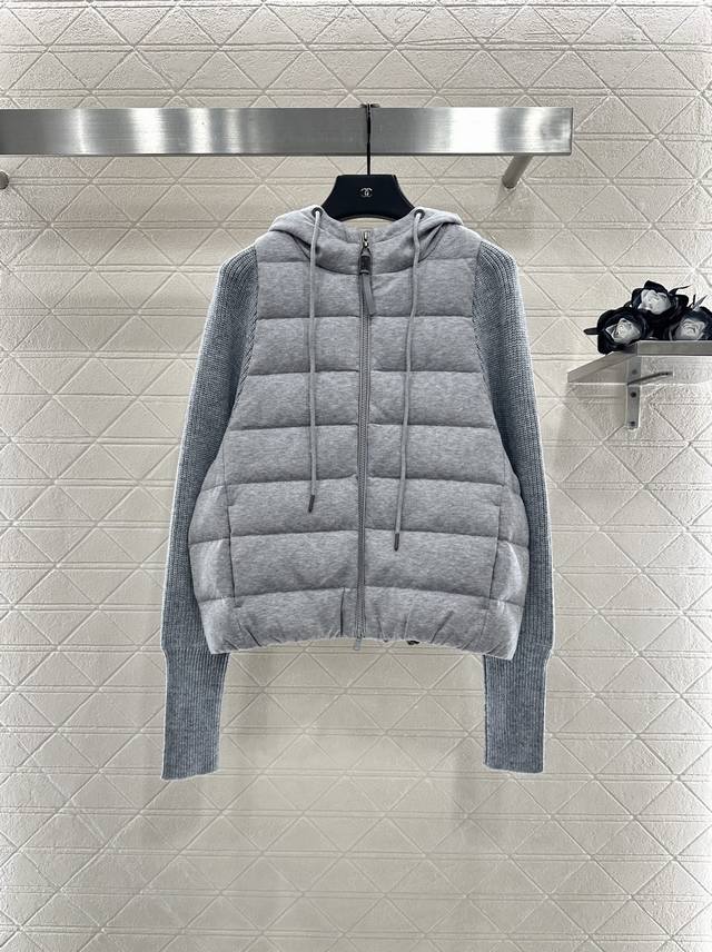 Bc*2025新品上架 连帽拼接拉链羽绒服 定制Yb精梳棉羊毛材质 其工艺还原，升级材质，带有毛绒纹理又具备防风性能，御寒加分，白鹅绒填充内里，整件轻盈保暖，拉