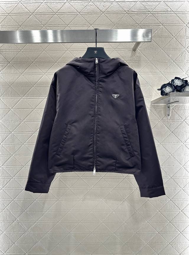 prad*2025新品上架 连帽夹克棉服外套 定制Yb进口环保再生尼龙材质，质感光泽，挺括有型，连帽夹克外套版型，内里衔棉处理，正肩拉链开襟设计，胸前单侧三角徽