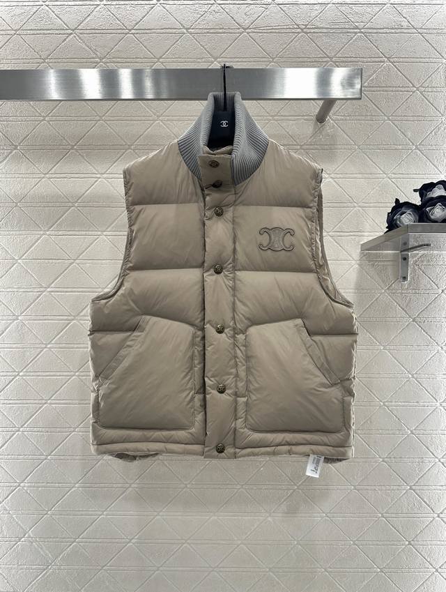 Celin*2025新品上架 螺纹立领撞色棉服马甲 定制Yb防风防水尼龙材质，羽绒棉填充内里，整件轻盈保暖，斜插口袋马甲版型，松紧由人。长方格压纹，螺纹针织领撞