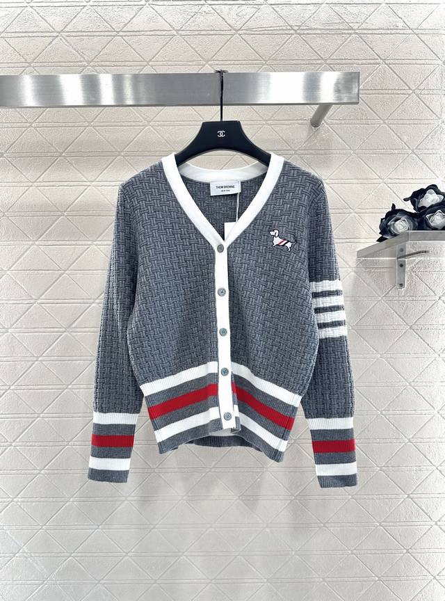 Thom Brown*2025新品上架 编织撞色针织开衫 定制Yb羊毛纱线织造，质感光泽，柔软亲肤，常规V领开衫剪裁，肌理钩针横竖交错相间，显瘦不失时尚感。领口