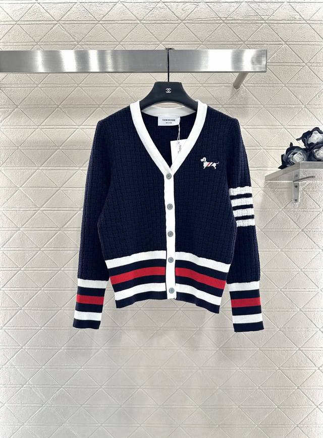 Thom Brown*2025新品上架 编织撞色针织开衫 定制Yb羊毛纱线织造，质感光泽，柔软亲肤，常规V领开衫剪裁，肌理钩针横竖交错相间，显瘦不失时尚感。领口