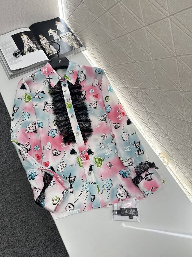 Chane*2025新品上架 印花真丝蕾丝衬衫 定制Yb进口百分百桑蚕丝材质，质感光泽，垂顺有型，翻领长袖衬衫版型，通体满印山茶花爱心双C链条等经典香家元素图案