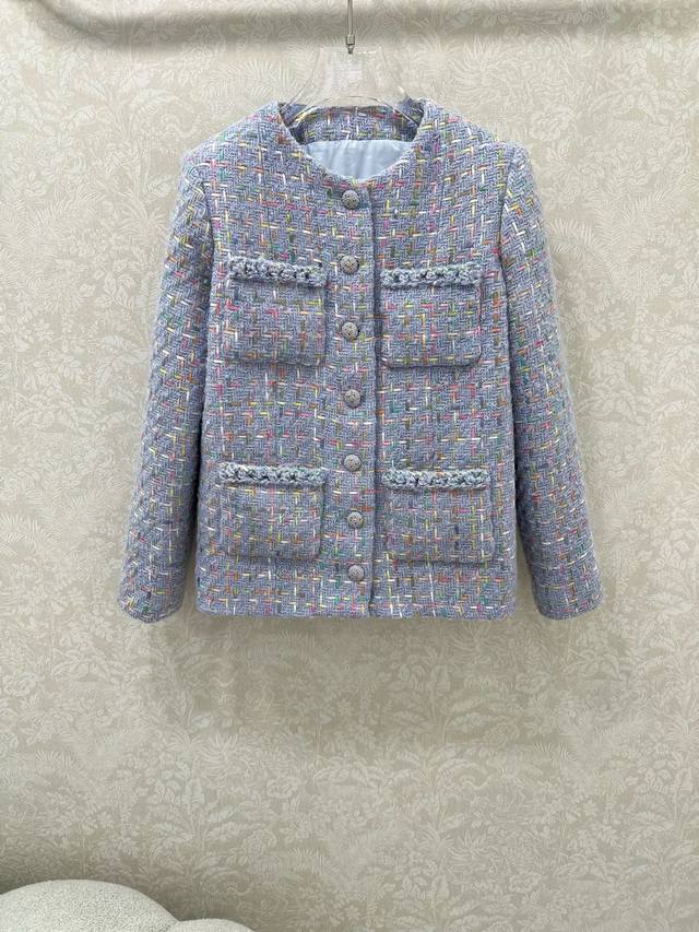 Chane* 25新款高级手工坊系列新款 单排扣紫色粗花呢外套 100%真丝内衬注意细节区分版本 高版出品！精选混色粗花呢，以淡紫色为基底，交织粉、蓝、金等细闪