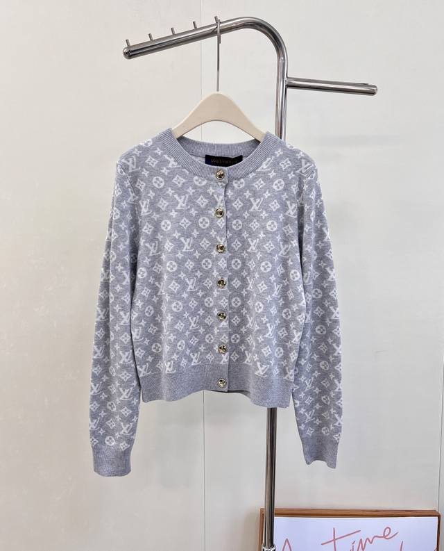 Louis Vuitton 新款老花提花针织开衫， 活力满满的阳光色，少见又特别。这个颜色绝对回头率满分，超级衬肤色，给人带来无尽活力和喜悦。全身提花满印Log