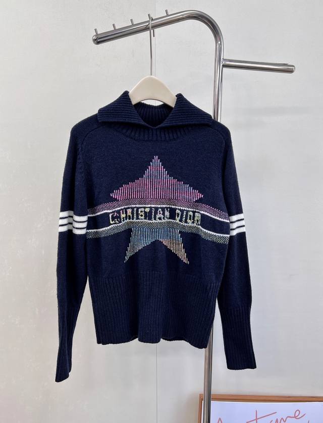 Dior 新款五角星翻领针织衫毛衣，经典延续氛围感满满，山羊绒羊毛混纺针织面料，手感细软舒适，标志条形图案撞色嵌织，可满足日常造成，让你无时无刻展现出气质，穿上