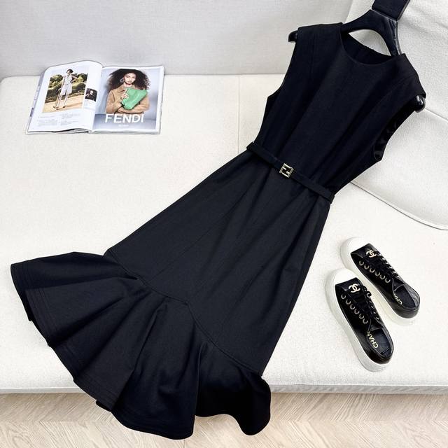 独家首发 Fd 25Ss 秋冬最新款百搭黑色系鱼尾无袖连衣裙荷叶边鱼尾裙摆的优雅碰撞出高级质感 利落剪裁勾勒曼妙身姿 经典色调尽显从容气场 无论是职场通勤还是晚
