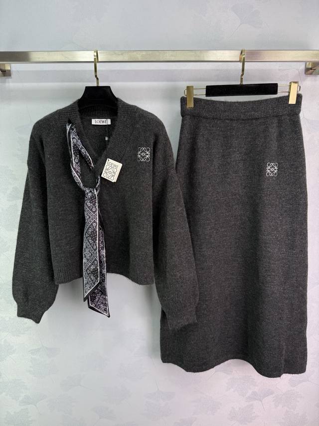 Loe*25早秋新款针织套装 V领针织上衣+半身裙 胸前Logo刺绣 搭配复古丝巾领结 羊毛羊绒面料柔软舒适 搭配同系列长款半裙 不拘身材 穿搭显瘦 尽显松弛调