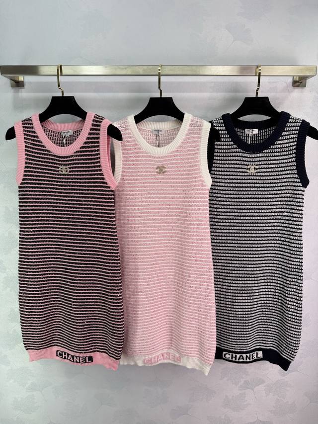 Ch*25早秋新款条纹针织背心连衣裙 经典双C胸针点缀 条纹配色清新甜美 进口羊毛纱线 柔软舒适 修身显瘦 俏皮减龄显白 日常出行或聚会轻松驾驭！3色3码Sml