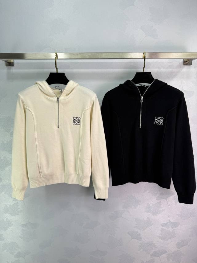 Loe*25早秋新款连帽针织开衫 胸前经典Logo刺绣设计 面料柔软舒适 半拉链设计 连帽款式 修身版型 搭配裙装或裤装都很百搭！2色3码Sml T226B.