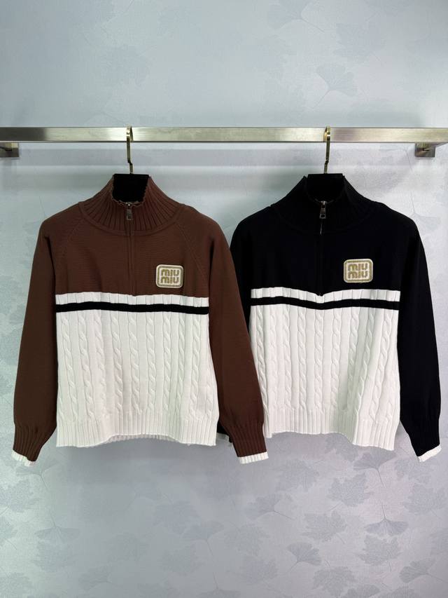 Miu*25秋冬新款半开拉链针织衫 经典撞色设计 胸前Logo刺绣 面料柔软舒适 立领设计 文艺感配色尽显英伦风情 通勤必备穿搭！2色3码Sml T226B.