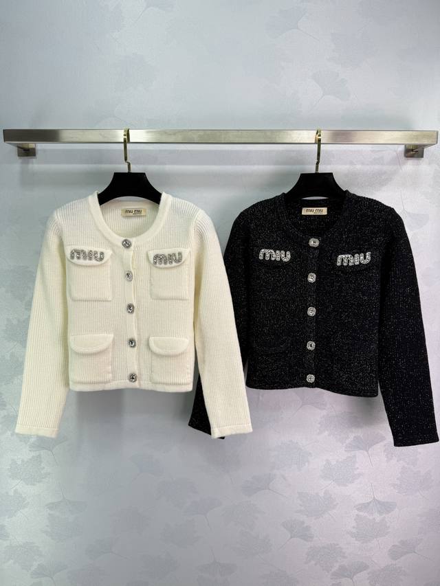 Miu*25早秋新款针织开衫 胸前水钻Logo设计 金色纽扣点缀 展现品牌最拿手的气质风格 大身纯色沿用小心机细节处理 黑白色带有优雅氛围感 随意搭配都松弛时髦