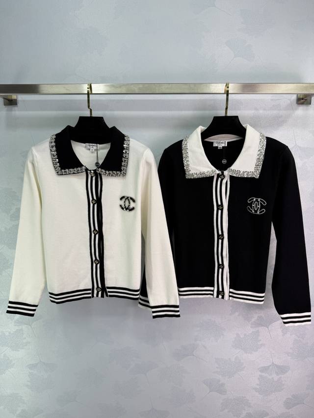 Ch*25早秋新款小香风针织开衫 领口精致银色亮片装饰 胸前经典双C标志刺绣 领口和袖口黑色条纹点缀 简约大方 面料采用优质羊毛混纺 柔软舒适 轻松展现时尚品味