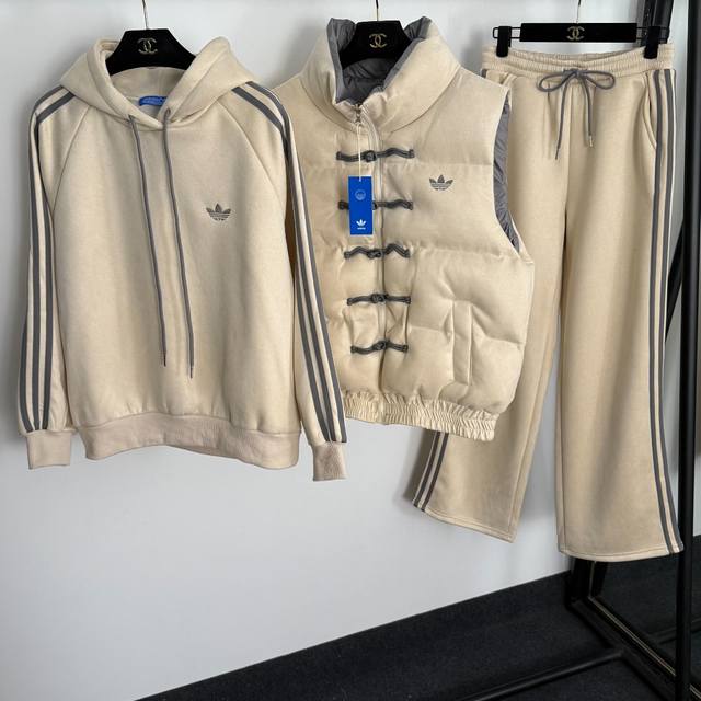 款号20255617 Adidas*新款保暖三件套装，中式盘扣棉服马甲外套+三叶草刺绣长袖连帽加绒卫衣+松紧腰休闲长裤，咖色，杏色，浅灰色，深灰色，S-Xl，