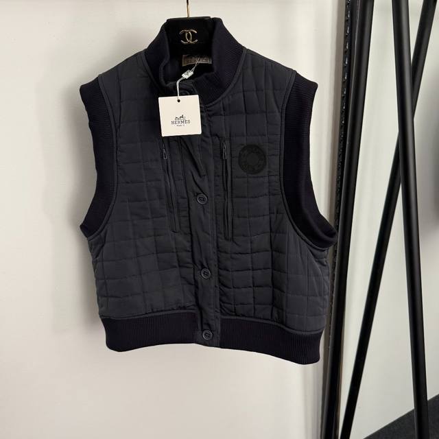 款号20255864 Herme*新款 Logo胶印棉服格子马甲外套，藏蓝色，Sml， M码：胸围106，衣长52；重量：0.495Kg .