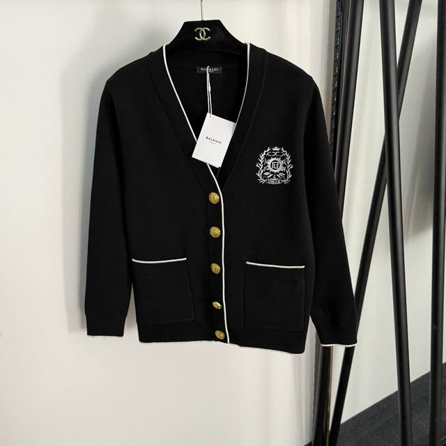 款号20255847 Balmai*新款 徽章Logo刺绣 单排扣V领长袖针织开衫，粉红色，红色，黑色，S-Xl， M码；肩宽41，胸围102，袖长56，长64