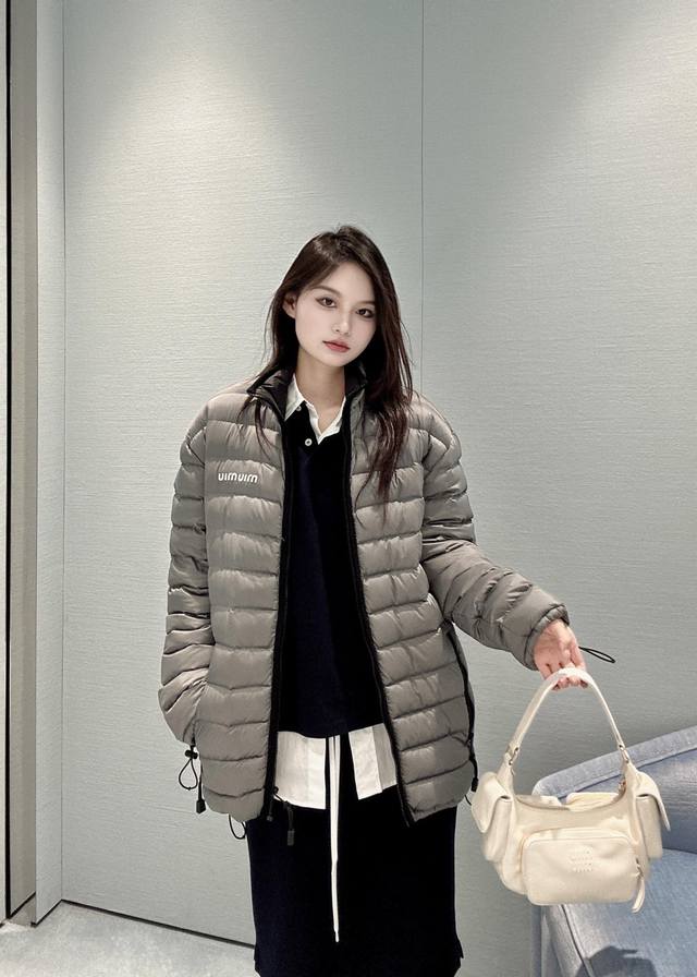 Miumi* 25Fw秋冬新款 徽标刺绣羽绒服外套丨独家Yb开发！高版出品！银灰色哑光面料自带高级质感，经典绗缝工艺让充绒更均匀，保暖性拉满却毫无臃肿感。胸口醒