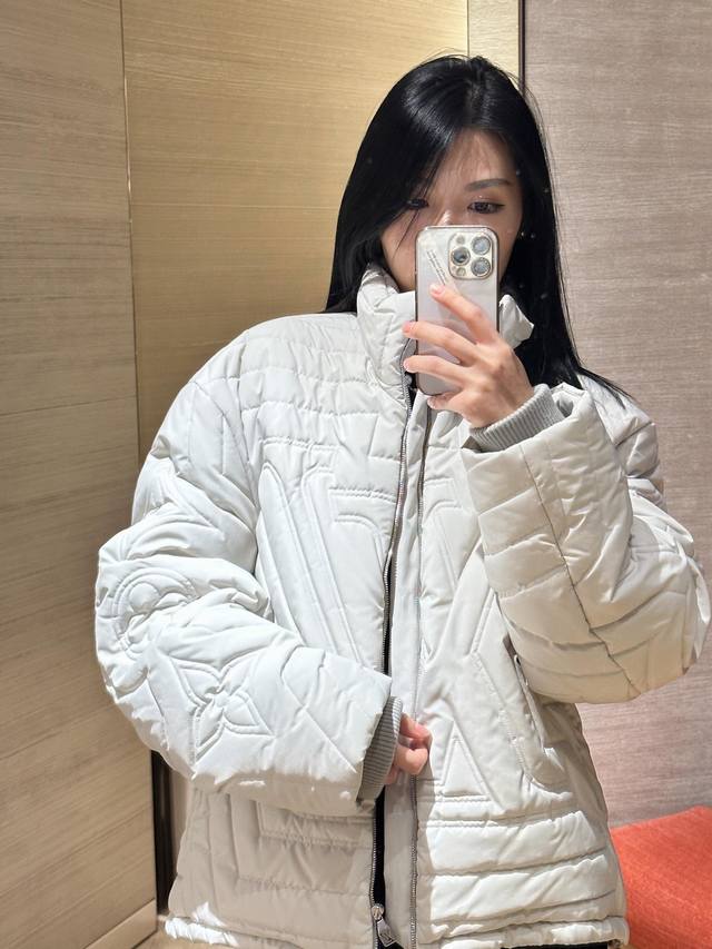 Louis Vuitt*N 25Fw秋冬新款 靴线绣花拉链棉服外套丨独家高版出品！男女同款 奶白色调自带优雅滤镜，立体靴线绣花如艺术浮雕，在衣身勾勒出极具辨识度