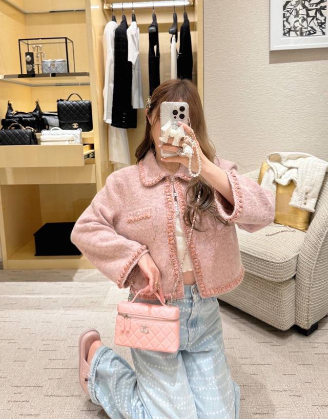 Chane* 25Fw秋冬新款 花粉色针织开衫外套丨独家Yb开发！高版出品！水钻双C勾扣 绝美小仙女白富美神器！定制编织特种纱织带花边实物绝美！纯手工点钻包边闪