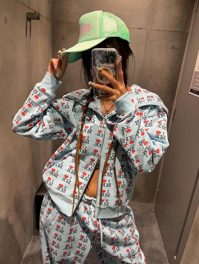 裤子 外套 Ashley Willi*Ms 25Fw秋冬新款 美式印花宽松连帽卫衣外套裤子套装丨独家高版出品！浅蓝底色铺满趣味满格的“I Me”字母爱心印花，自