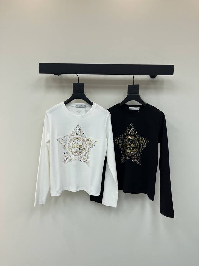 Dio25早秋新款五角星钉珠水钻长袖上衣。定制Yb斜纹全棉材质，质感舒适，弹力好穿，圆领长袖上衣裁剪，胸前以钉珠工艺点缀完整水钻字母徽标，外轮廓以不规则亮片印花