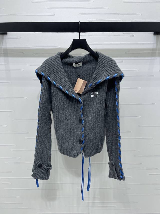 上新原单高端品质 Miumi*2025早秋最新系列！披肩领丝带长袖上衣！定制羊毛纱线织造 质感高级 舒适柔软 肌理明显 披肩领针织上衣剪裁 通体竖坑条纹视觉显瘦