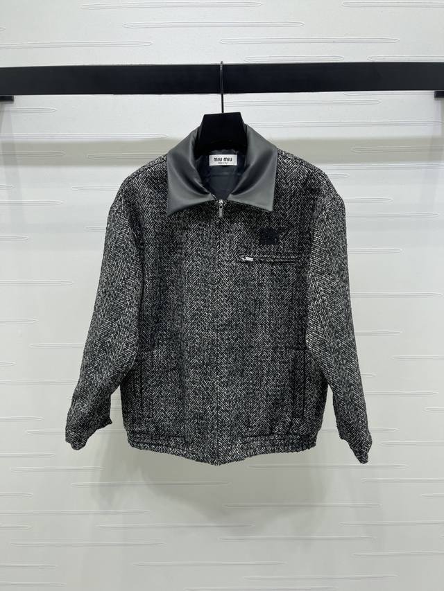 上新原单高端品质 Miumi*2025早秋最新系列！新款含羊毛毛呢拼皮翻领外套 挺括有型 定制五金 胸前Miu字母贴标 雪花粗呢面料 设计独特有质感 翻领拉链外