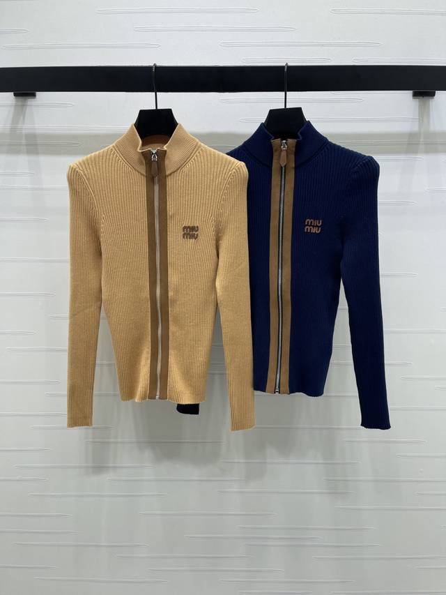 上新原单高端品质 Miumi*2025早秋最新系列！拼皮针织开衫！定制羊毛纱线织造 质感高级 弹力舒适 小高领拉链开衫剪裁 美化头肩比例更显瘦 胸前标志性字母徽