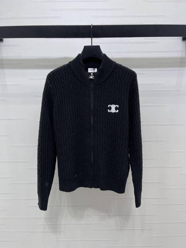 上新原单高端品质 Celin*2025早秋最新系列！立领针织长袖开衫！钩针立领长袖开衫！定制羊毛纱线织造 质感高级 舒适柔软 立领针织开衫剪裁 丝滑拉链调节 穿