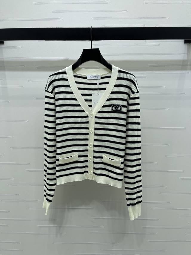上新原单高端品质 Valentin*2025早秋最新系列！V领针织条纹开衫！定制羊毛针织材质 柔软细腻 质感舒适 V领长袖开衫剪裁 防风御寒 胸前字母V徽标装饰