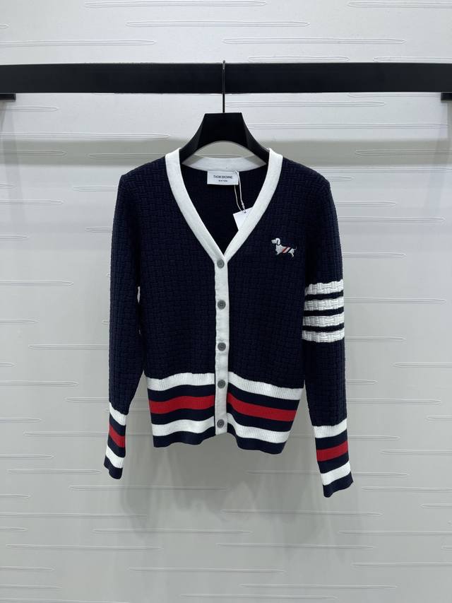 上新原单高端品质 Thom Brown* 2025早秋最新系列！刺绣小狗V领针织长袖开衫！定制进口羊毛混纺纱线织造 质感高级舒 通体坑条肌理感设计袖肘四条杠与下