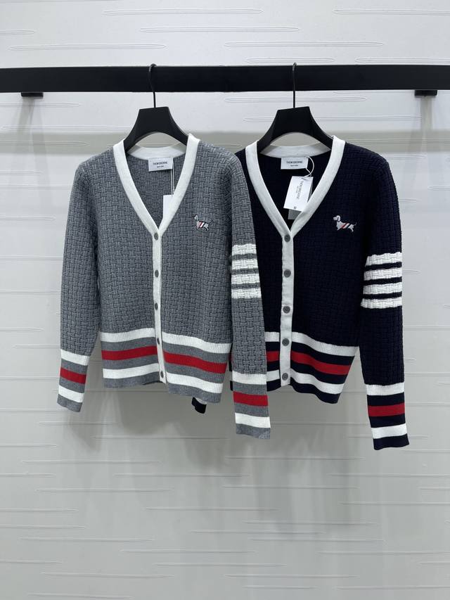 上新原单高端品质 Thom Brown* 2025早秋最新系列！刺绣小狗V领针织长袖开衫！定制进口羊毛混纺纱线织造 质感高级舒 通体坑条肌理感设计袖肘四条杠与下