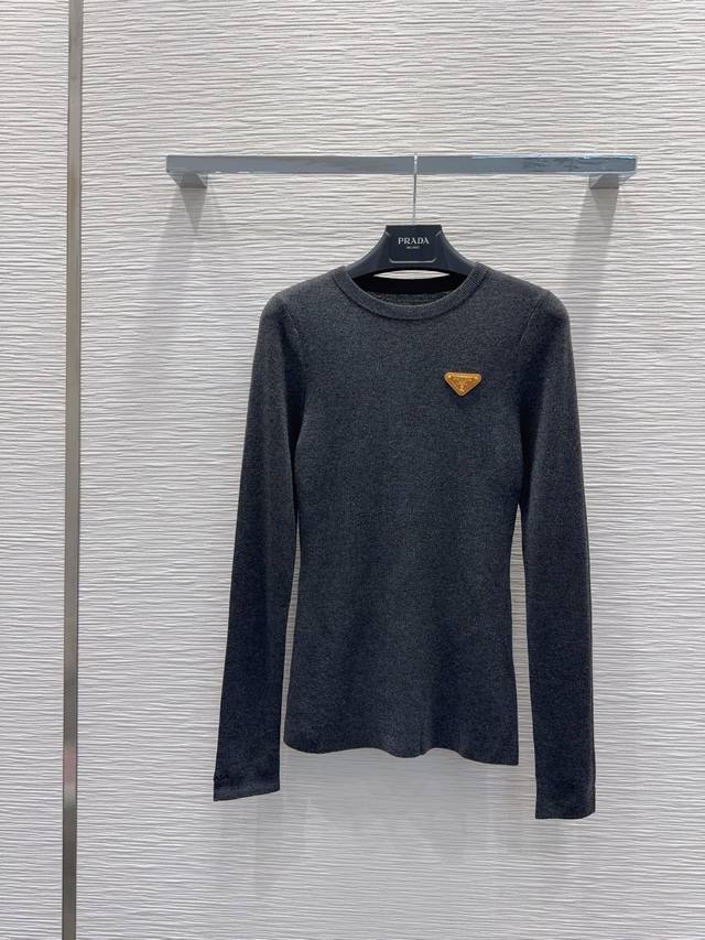 prad*2025Fw新款打底衫 高级大气 柔软弹力很舒服 满满的穿搭高级感 创新面料 轻盈柔软 实物非常赞！紧身显身材 上身洋气百搭，穿搭好看 脱掉外套里搭也