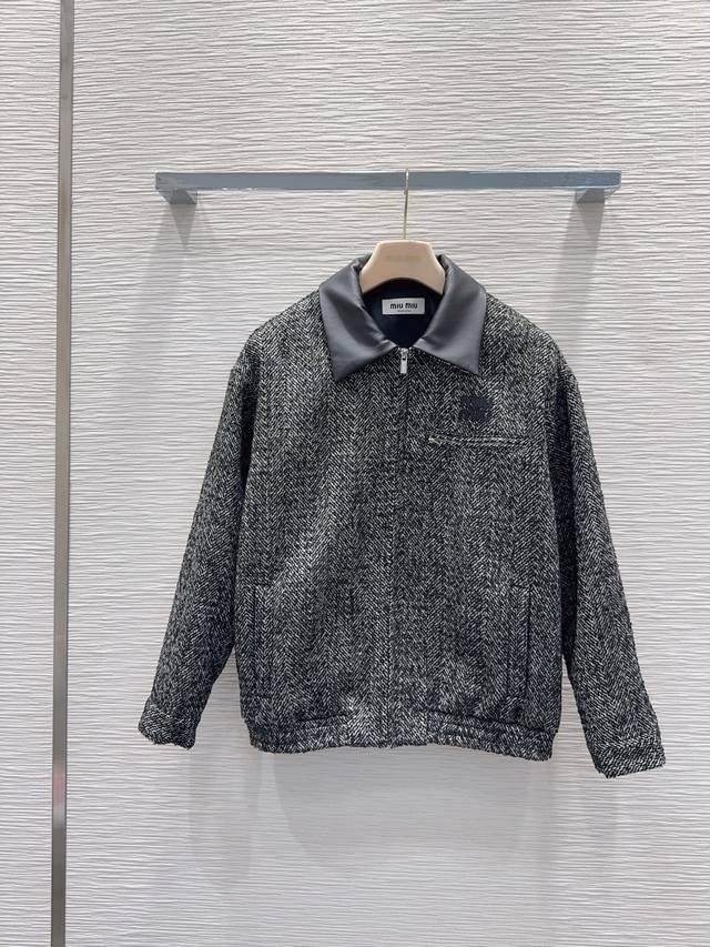 Miu Mi* 2025Fw新款外套 经典款设计 上身精致又干练得体，搭配起来随心应手！定制的进口面料挺括有型 满满的高级感。质感十足，时尚潮流 ，推荐入手！