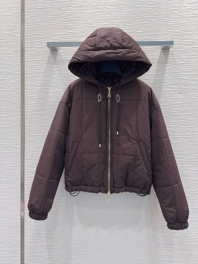 Louis Vuitto*2025Fw新款夹棉外套 高定出品 时髦精必入 这穿搭的功能特别强大 随意打造显高显瘦的上身效果，美式高街帅气随性气质！强烈推荐自留款