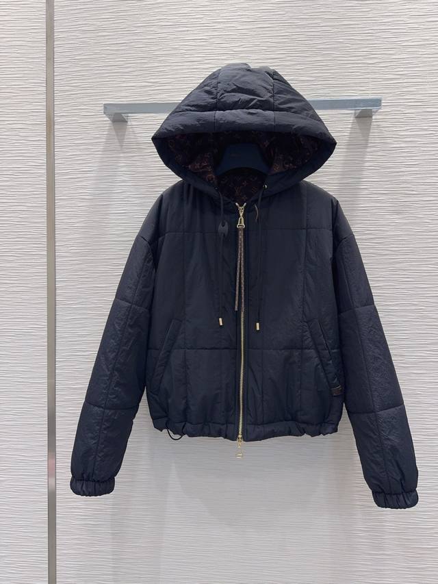 Louis Vuitto*2025Fw新款夹棉外套 高定出品 时髦精必入 这穿搭的功能特别强大 随意打造显高显瘦的上身效果，美式高街帅气随性气质！强烈推荐自留款