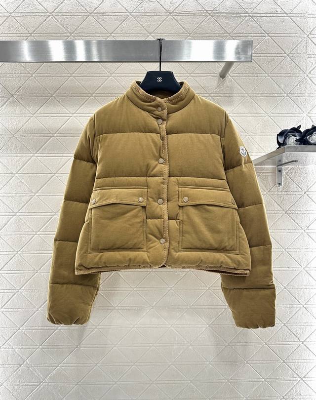 Moncle*2025新品上架 长方压纹立领羽绒服 定制Yb灯芯绒材质，白鹅绒填充内里，整件轻盈保暖，立领羽绒外套剪裁，飒爽御寒实用性拉满。外套采用长方压纹造型