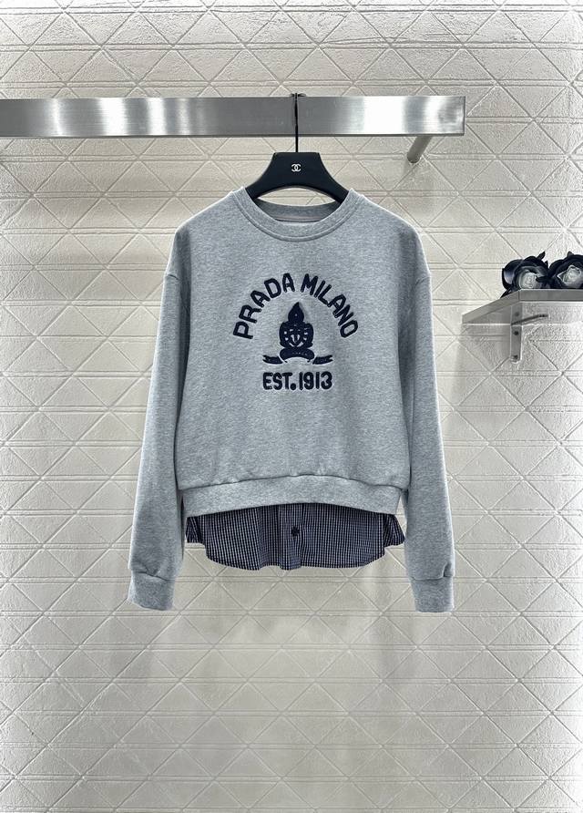 prad*2025新品上架 拼接格纹卫衣长裤套装 定制Yb斜纹全棉材质，质感细腻，舒适好穿，圆领卫衣长裤套装，胸前点缀刺绣字母徽标标志图腾，颜色形成碰撞设计，与