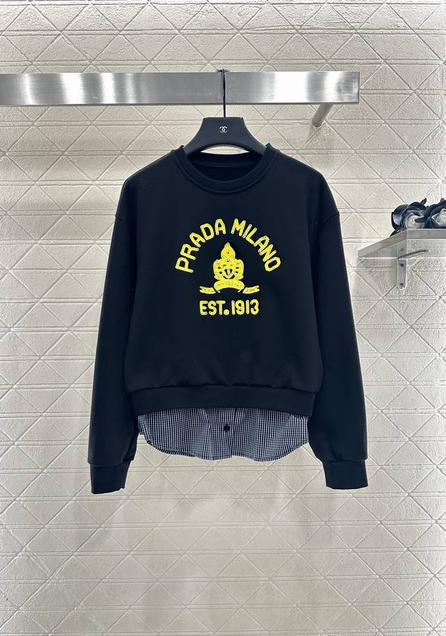 prad*2025新品上架 拼接格纹卫衣长裤套装 定制Yb斜纹全棉材质，质感细腻，舒适好穿，圆领卫衣长裤套装，胸前点缀刺绣字母徽标标志图腾，颜色形成碰撞设计，与