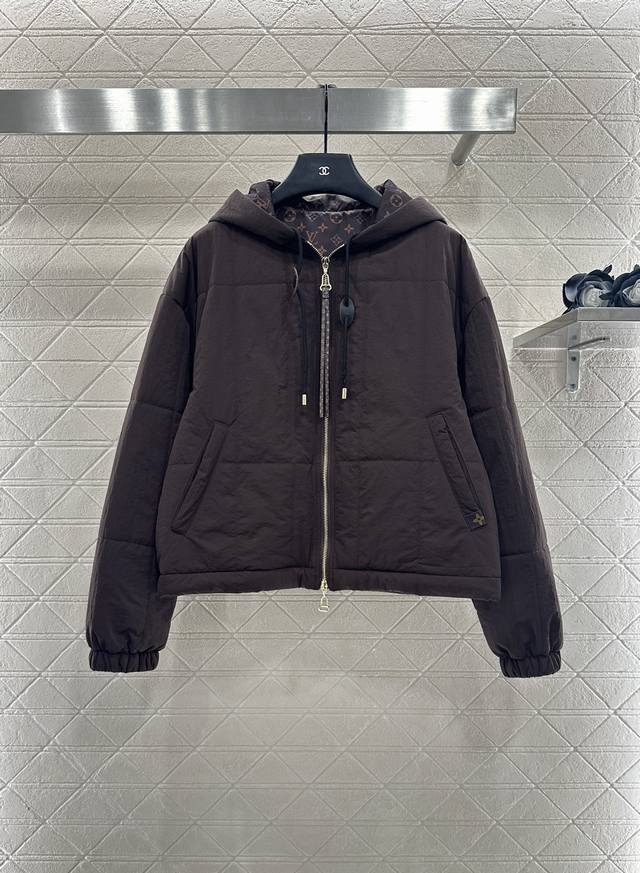Louis Vuitto*2025新品上架 连帽羽绒棉服外套 定制Yb防风防水尼龙材质，质感上乘，连帽拉链外套版型，成衣内里衔棉，防风御寒效果绝佳，不显臃肿更百