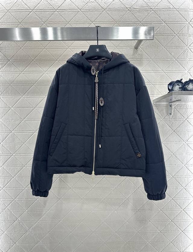 Louis Vuitto*2025新品上架 连帽羽绒棉服外套 定制Yb防风防水尼龙材质，质感上乘，连帽拉链外套版型，成衣内里衔棉，防风御寒效果绝佳，不显臃肿更百