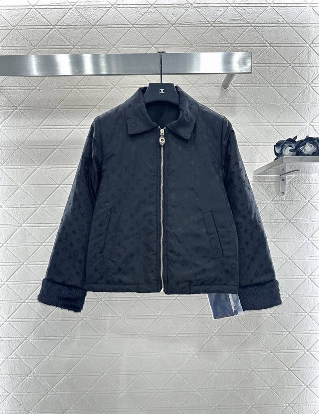 Louis Vuitto*2025新品上架 翻领拉链皮毛拼接棉服 定制Yb防风防水提花尼龙材质，羽绒棉填充内里，整件轻盈保暖，翻领拉链外套，通体四叶草字母暗纹提