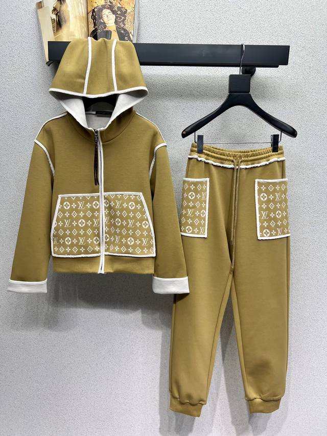 L家拼老花口袋休闲套装 特殊材质有肌理感 每个小细节都非常注重 恰到好处的高级感 立体剪裁 让成衣上身更为精致洋气 实物太赞啦！高品质 两色 尺码Sml.