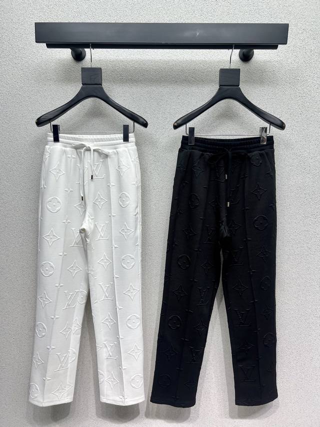 L家一系列款经典提花休闲长裤 都分开拿！ 都是很时髦的选择 上身非常酷 干净有品 提气质~~完全按照高定成衣水准 无法不爱 气质Mm必入 高品质 两色 尺码Sm