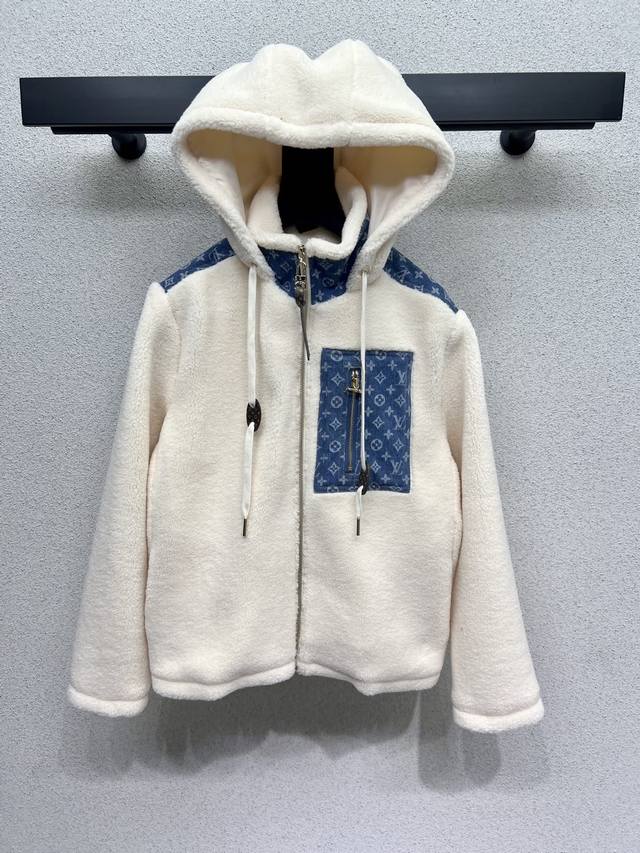 L家羊羔毛绒连帽外套 环保羊羔毛 时髦精必入 穿搭的功能特别强大 随意打造显高显瘦的上身效果，美式高街帅气随性气质！强烈推荐自留款 进口面料质感超赞！做工品质看