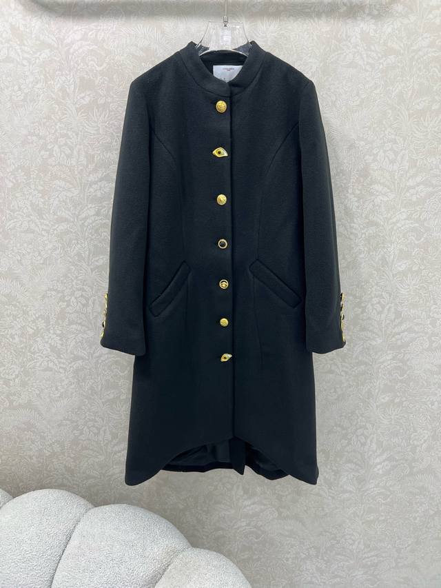 Schiaparelli夏帕瑞丽法国本土品牌 25新款长款大衣外套 中式领单排扣设计外套 整件定制极具品牌特色五金 溜肩展现出肩颈线条柔美流畅 整体毛呢面料 视