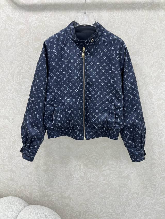 双面Louis Vuitto*25新款双面穿老花印花夹克外套 一面低调藏蓝纯色 一面灰蓝老花字母印花满铺作为亮点 一衣多穿 夹克更轻便灵活下摆收紧设计 轻松勾勒