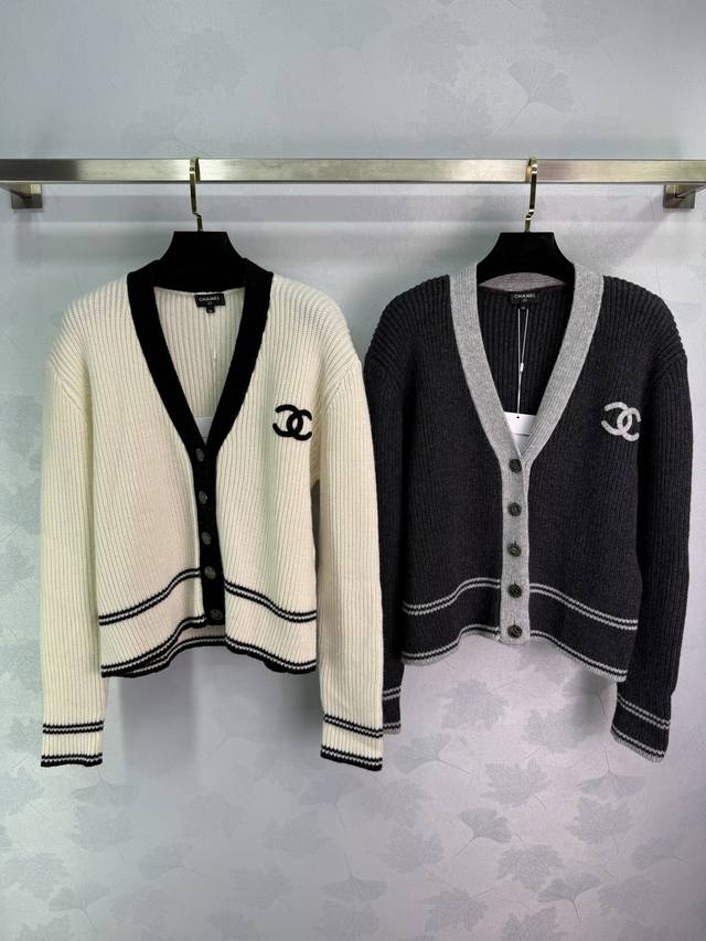 Ch*2025早秋新款V领针织开衫！定制羊绒纱线织造 质感光泽 柔软亲肤 常规V领开衫外套版型 肌理坑条显瘦不失时尚感 领口延伸至前襟撞色点缀 袖口和衣摆弹力螺
