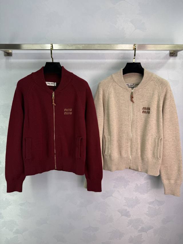 Miumi*2025早秋新款拉链针织外套 定制Yb羊毛纱线织造 质感高级 舒适柔软 拉链针织外套剪裁 领边棒球外套式的螺纹坑条细节别出心裁 常规开襟拉链设计 搭
