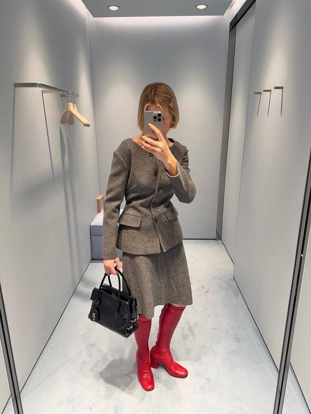 半裙 外套 Miumi* 25Fw秋冬新款 格雷系灰色收腰羊毛呢外套+半裙套装丨独家Yb开发！高版出品！采用高级羊毛呢面料，格雷系灰色自带复古滤镜，收腰剪裁的圆