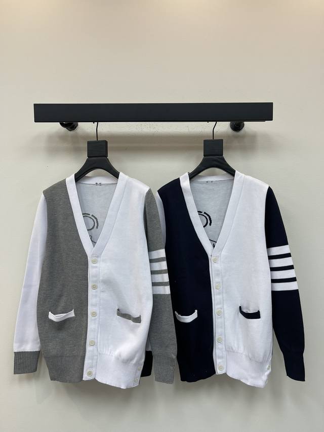 Tb*新款学院风后背火柴人遛狗V领针织开衫 经典火柴人小狗图案针织毛衣五扣开衫 拼接白灰蓝撞色设计 经典四条杠基础风格 年年都穿的经典款 料子采用羊毛混纺 柔软